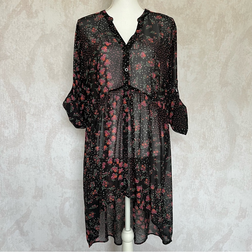 Women’s Black High-Low Top with Floral Pattern in a Plus Size 1.